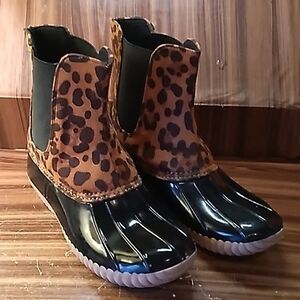Suyu leopard 🐆  print rubber duck boots 9